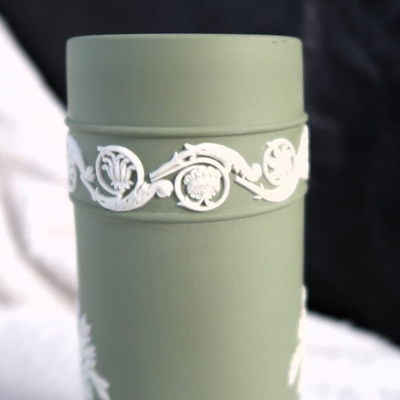 Marked Wedgwood England 8 Jasperware Spill Vase in Sage Green with White Relief - Picture 6 of 10